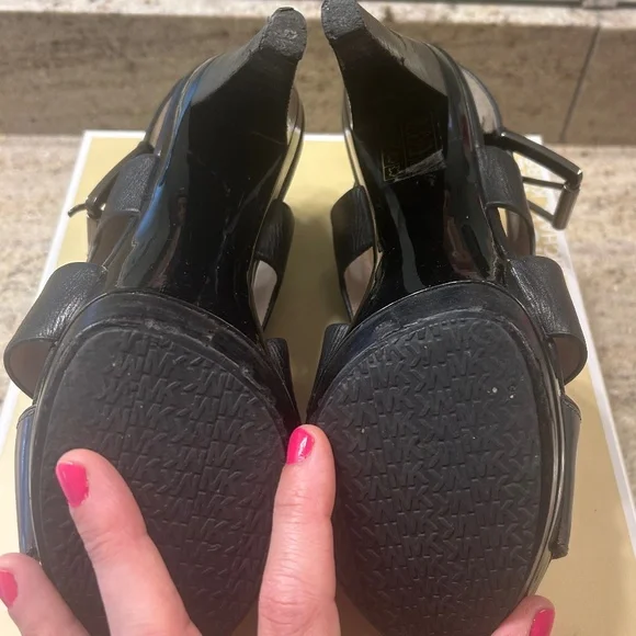🌸 Like New 🌸 MICHAEL KORS Black Stacked Wedge Sandals/Heels - Picture 5 of 7